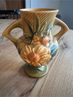 ROSEVILLE POTTERY PEONY DOUBLE HANDLED YELLOW 6” VASE.